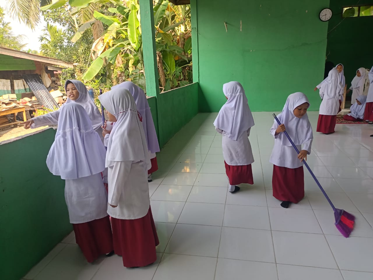 Gerakan Bersih-Bersih Masjid di Musholla Min 1 Siak/ sabak permai, Kecamatan Sabak Auh — Aksi Guru dan siswa Min 1 siak