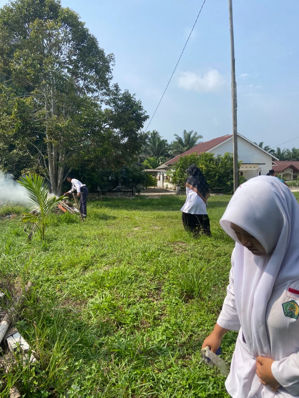 Dokumentasi kegiatan MTs Negeri 3 Siak _ Gerakan Bersih Mesjid Robithatul Abidin RK II Kampung Jayapura