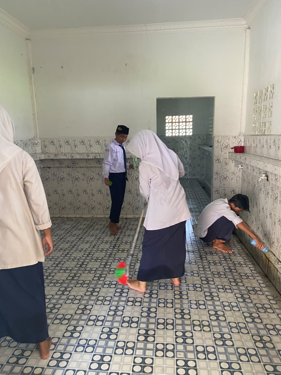 Dokumentasi kegiatan MTs Negeri 3 Siak _ Gerakan Bersih Mesjid Robithatul Abidin RK II Kampung Jayapura