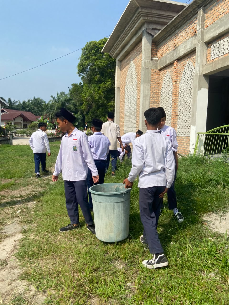 Dokumentasi kegiatan MTs Negeri 3 Siak _ Gerakan Bersih Mesjid Robithatul Abidin RK II Kampung Jayapura