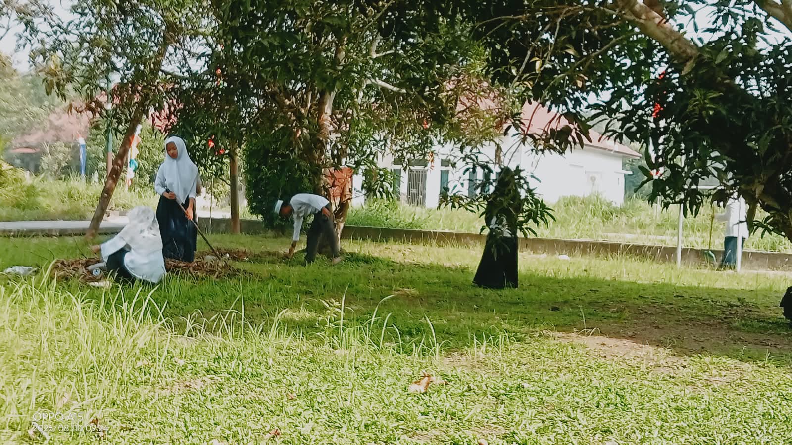 Dokumentasi kegiatan Gerakan Bersih - Bersih Musholla di Musholla Al-Ikhlas Kecamatan Sungai Apit