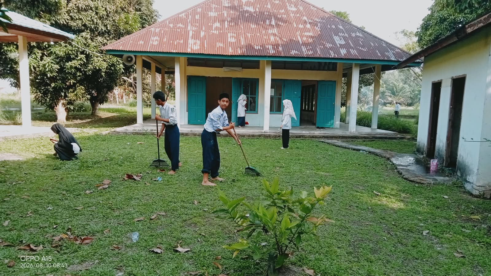 Gerakan Penghijauan di Jl.Jendral Sudirman kecamatan Sungai Apit, Kecamatan Sungai Apit — Aksi Majlis Guru, Tendik, serta siswa-siswi MTs Muhammadiyah Sungai Apit