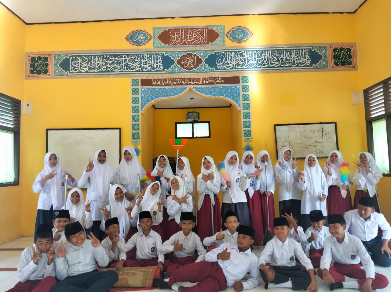 Gerakan Bersih-Bersih Masjid di Mushalla Al-Ikhlas MTs Negeri 2 Siak, Kecamatan Sungai Apit — Aksi Majelis Guru dan kelas VII A