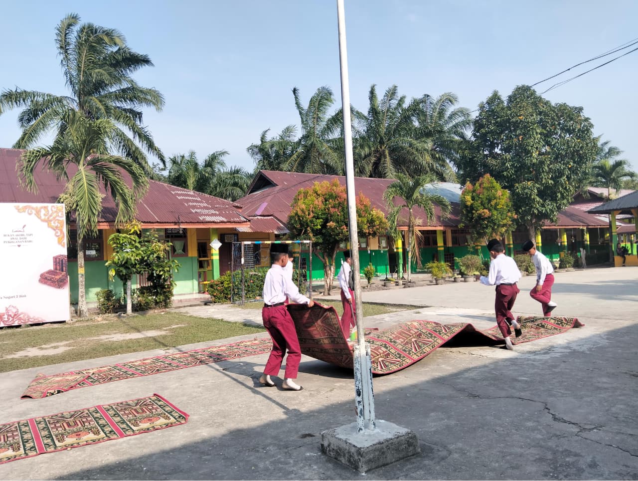 Dokumentasi kegiatan Gerakan bersih- bersih mesjid