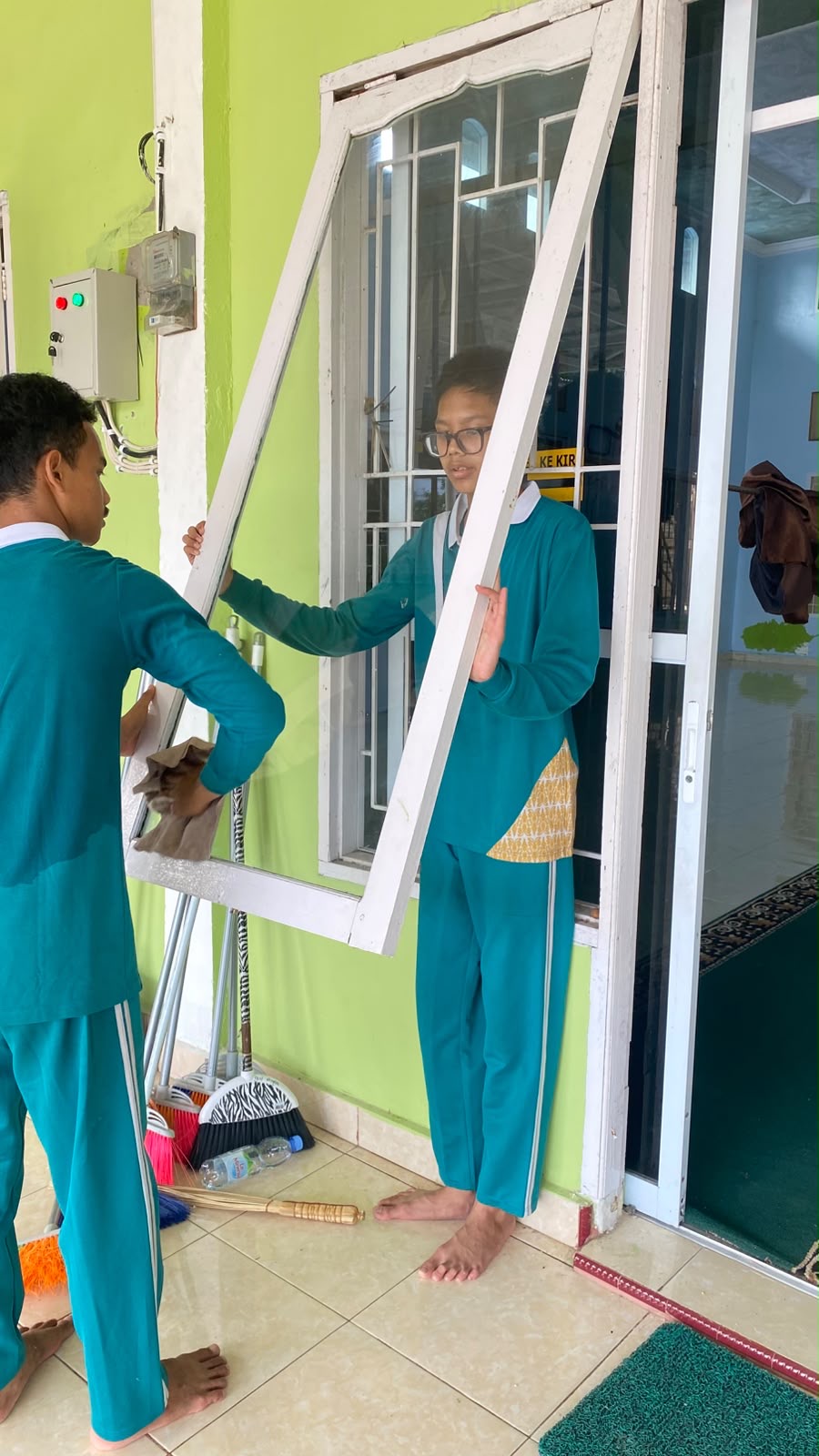 Dokumentasi kegiatan Gerakan Bersih-Bersih Masjid di Masjid Al-Mukmin Kecamatan Tualang