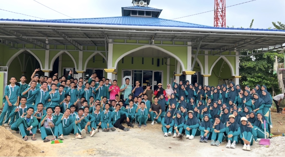Gerakan Bersih-Bersih Masjid di Masjid Al-Mukmin, Kecamatan Tualang — Aksi MAN Insan Cendekia Siak