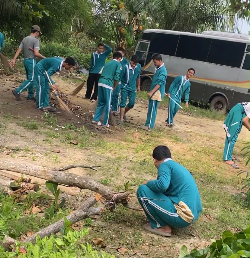 Dokumentasi kegiatan Gerakan Bersih-Bersih Masjid di Masjid Al-Mukmin Kecamatan Tualang