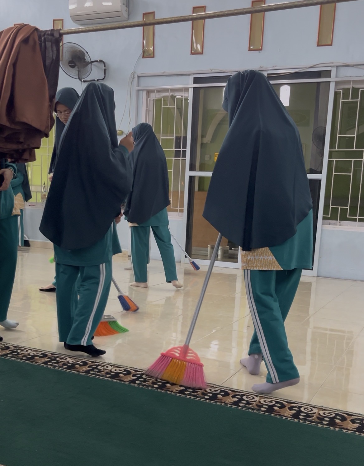 Dokumentasi kegiatan Gerakan Bersih-Bersih Masjid di Masjid Al-Mukmin Kecamatan Tualang