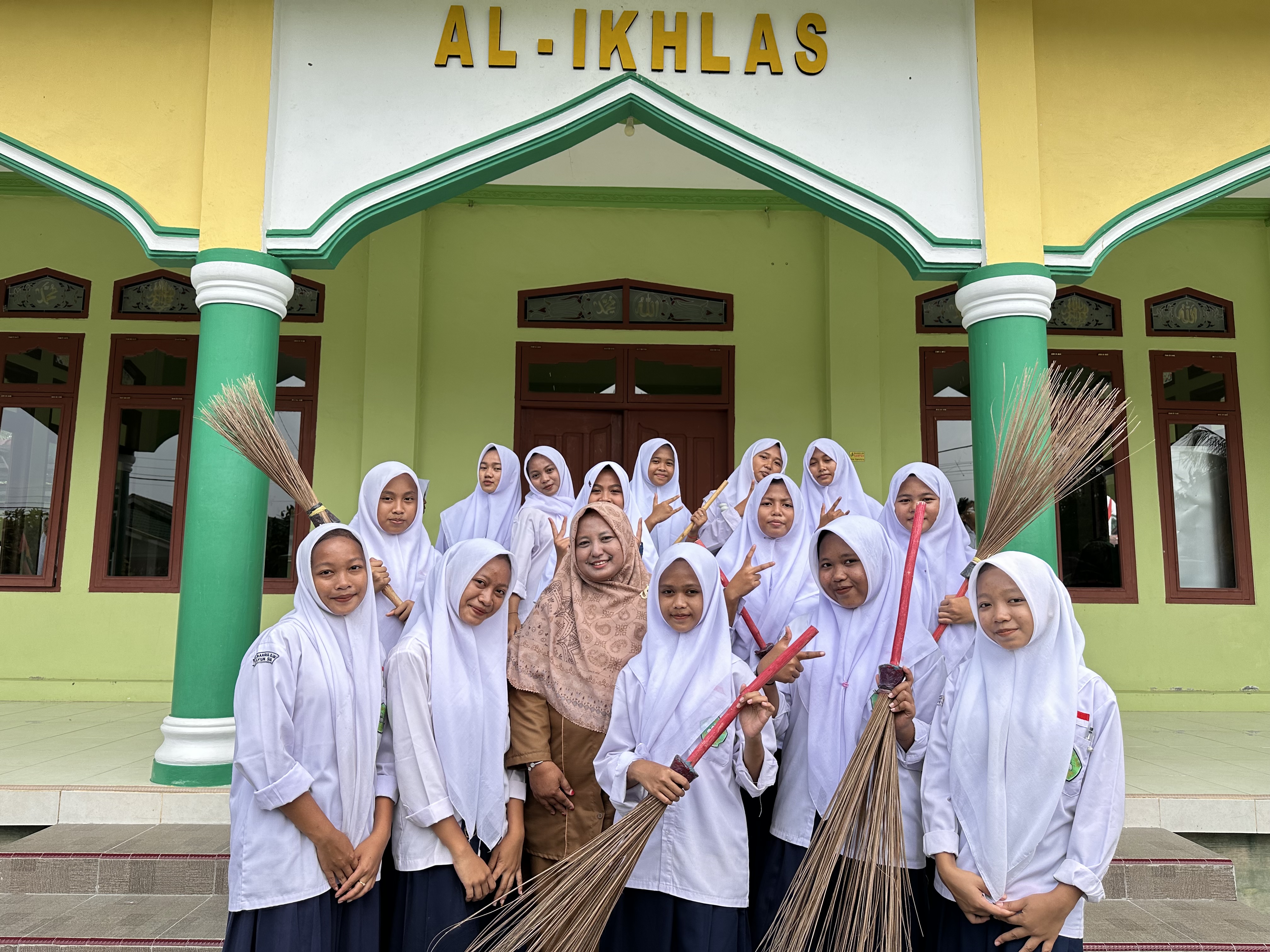 Dokumentasi kegiatan Gerakan Bersih-Bersih Masjid di Masjid Al-Ikhlas Sawit permai