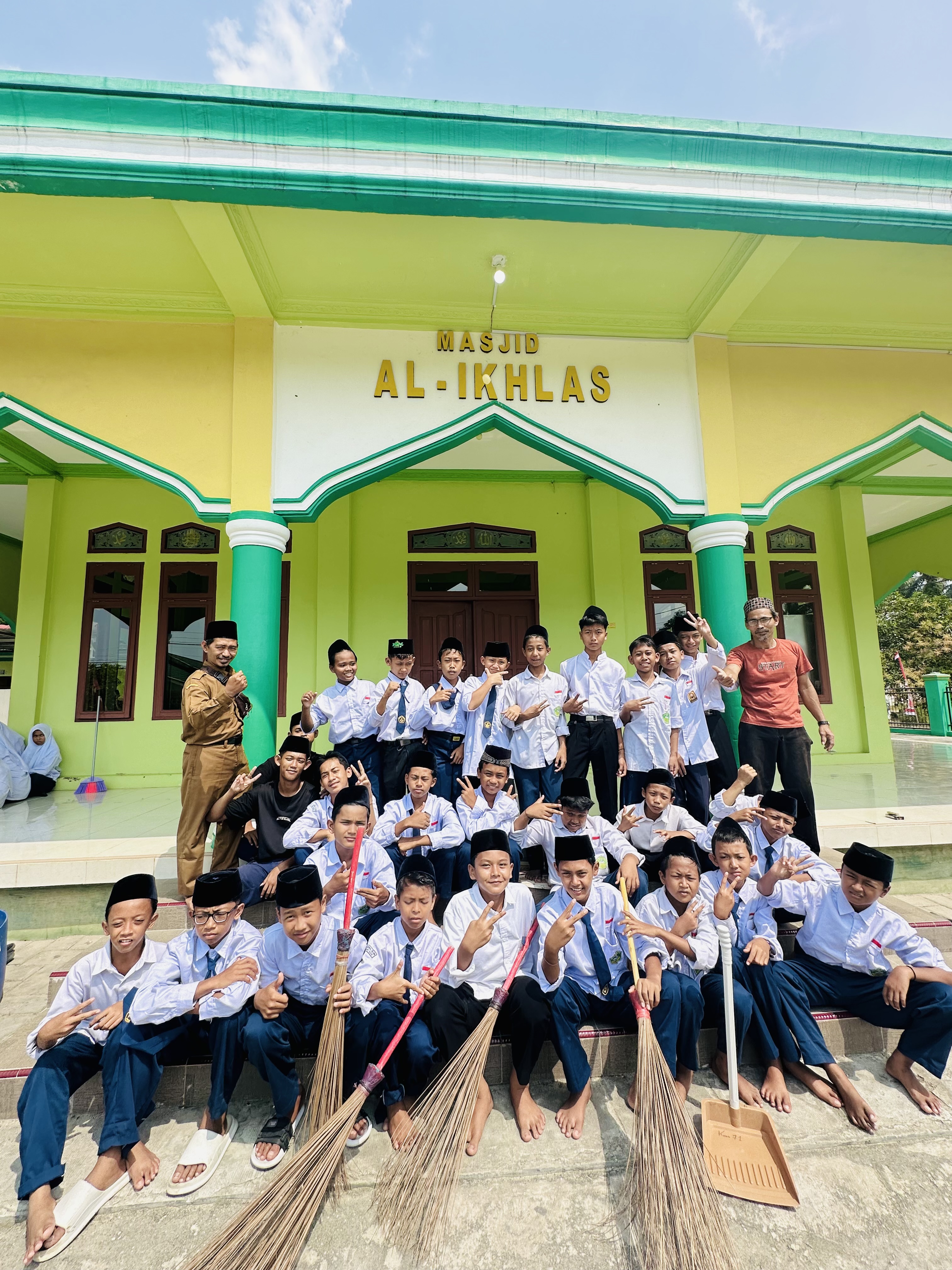 Dokumentasi kegiatan Gerakan Bersih-Bersih Masjid di Masjid Al-Ikhlas Sawit permai
