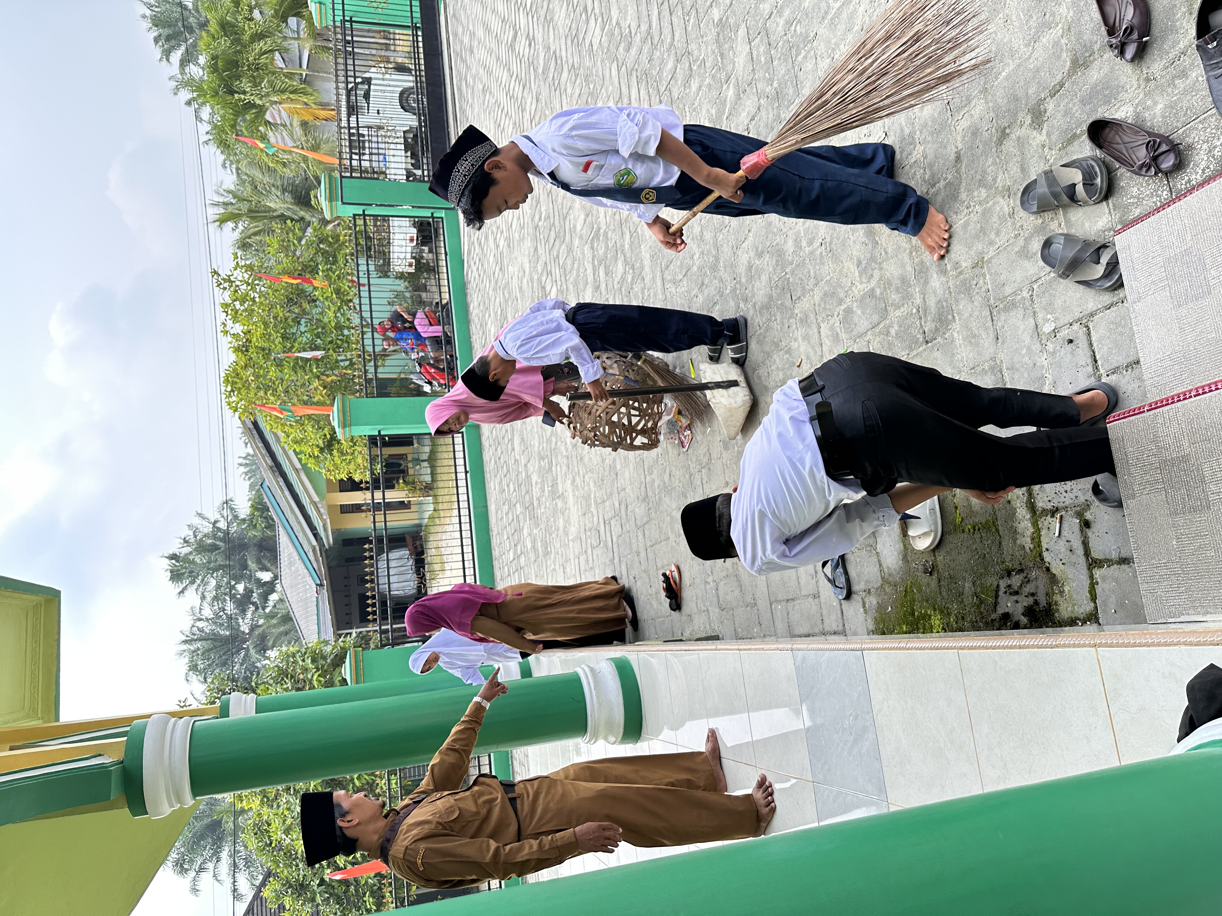 Dokumentasi kegiatan Gerakan Bersih-Bersih Masjid di Masjid Al-Ikhlas Sawit permai