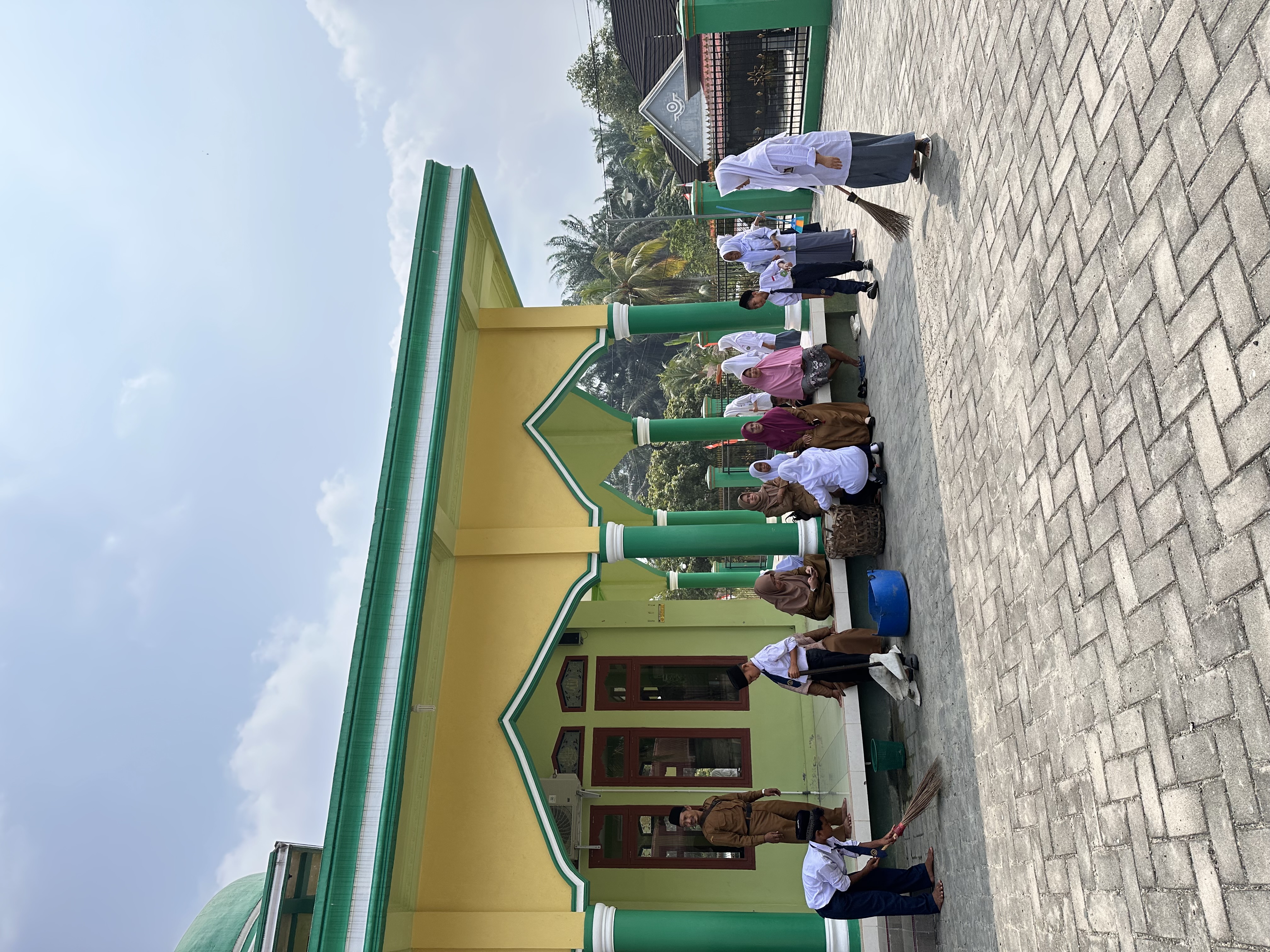 Dokumentasi kegiatan Gerakan Bersih-Bersih Masjid di Masjid Al-Ikhlas Sawit permai