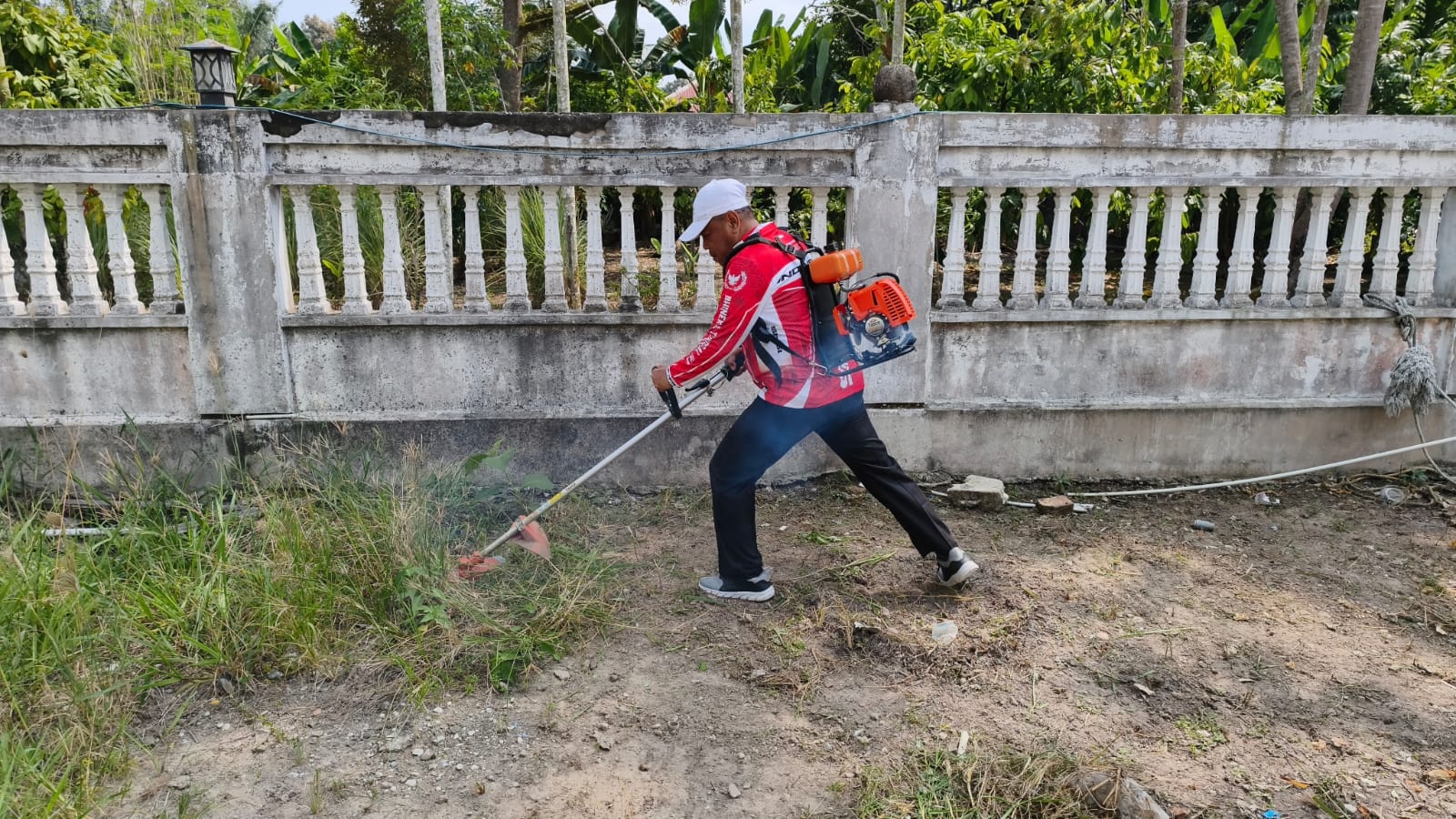 Dokumentasi kegiatan Gerakan Bersih-Bersih Masjid (GEBER MAS) di Kecamatan Bungaraya (Masjid Al-Muhajirin Jayapura, Masjid Robitotul Abidin Jayapura, Masjid Al-Muhajirin Bungaraya, Masjid Nurul Huda Dayang Suri)