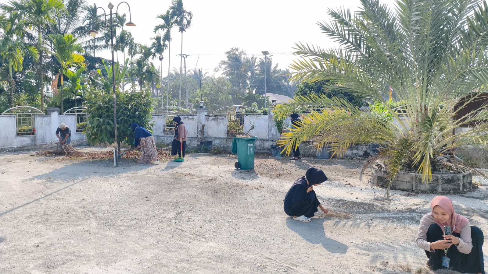 Gerakan Bersih-Bersih Masjid di Masjid Nurul Huda Dayang Suri, Kecamatan Bunga Raya — Aksi Pengurus Masjid, ASN KUA, Mahasiswa KKN, Perangkat Desa