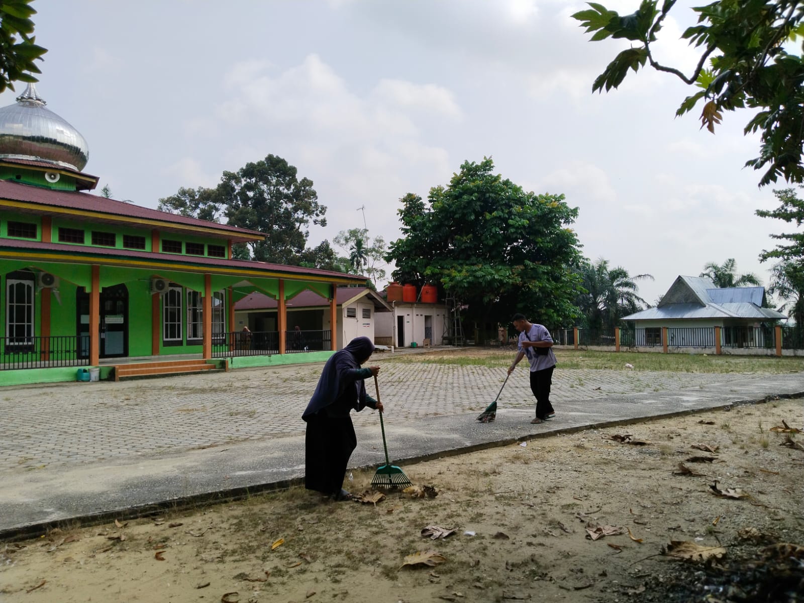 Dokumentasi kegiatan Gerakan Bersih-Bersih Masjid  di Masjid Al-Munawwaroh Kampung Olak Kecamatan Sungai Mandau