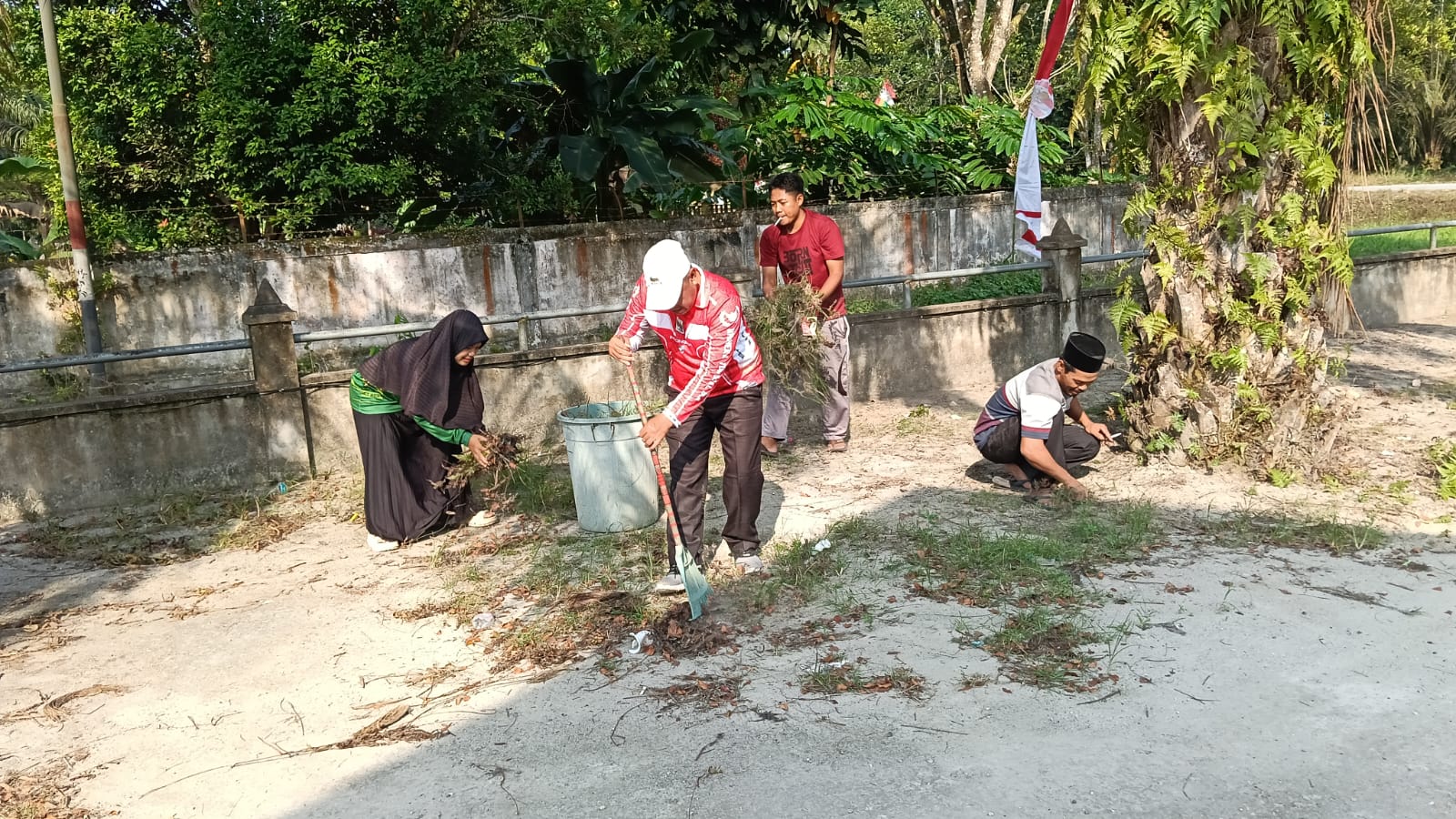 Dokumentasi kegiatan Bersih-bersih masjid Almuhajirin