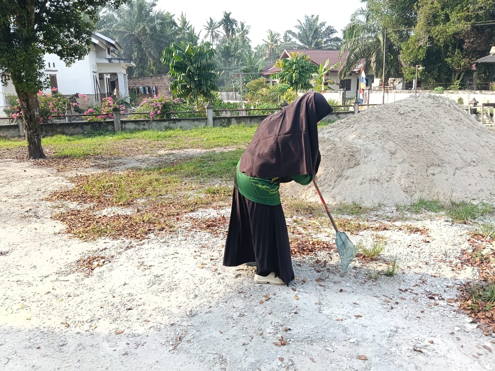 Dokumentasi kegiatan Bersih-bersih masjid Almuhajirin
