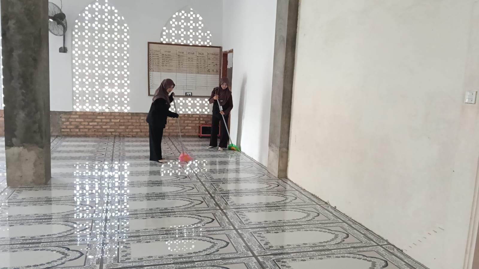 Dokumentasi kegiatan Bersih-bersih masjid Almuhajirin