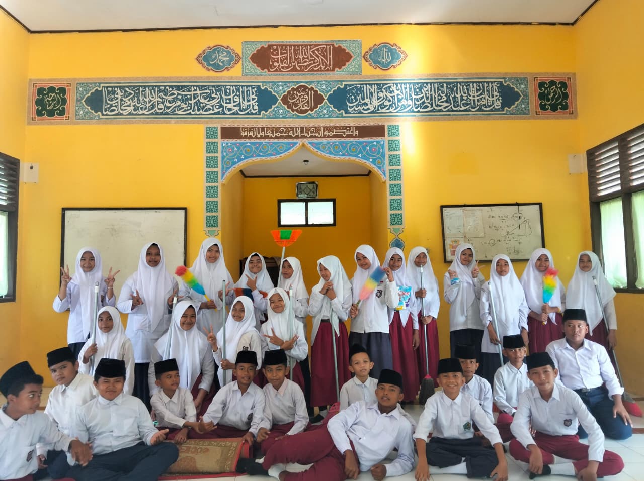 Gerakan Bersih-Bersih Masjid di Mushalla Al-Ikhlas MTs Negeri 2 Siak, Kecamatan Sungai Apit — Aksi Majelis guru dan siswa kelas VII.D