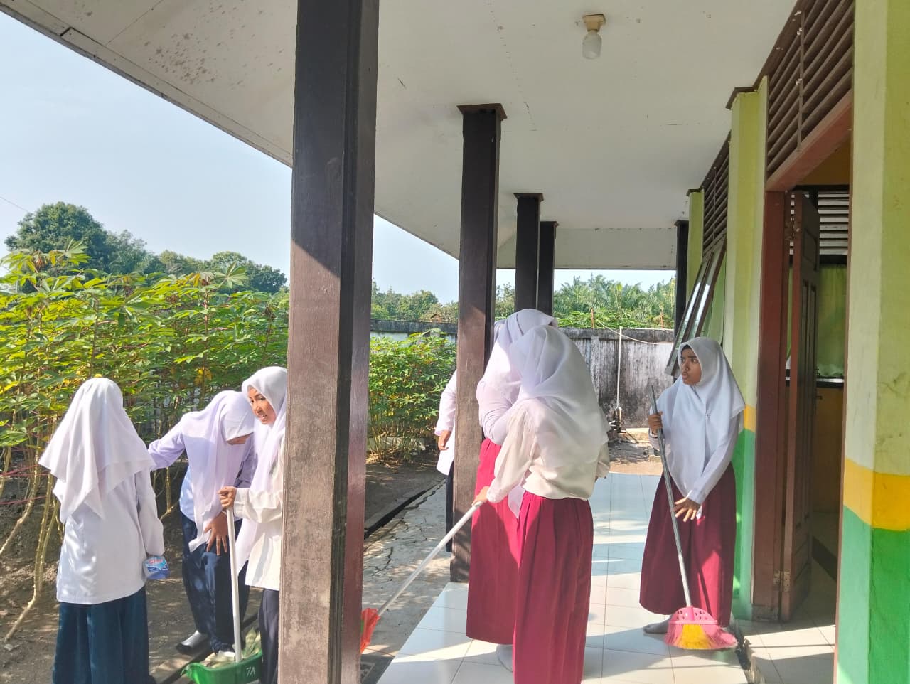 Dokumentasi kegiatan Gerakan bersih-bersih mesjid mesjid