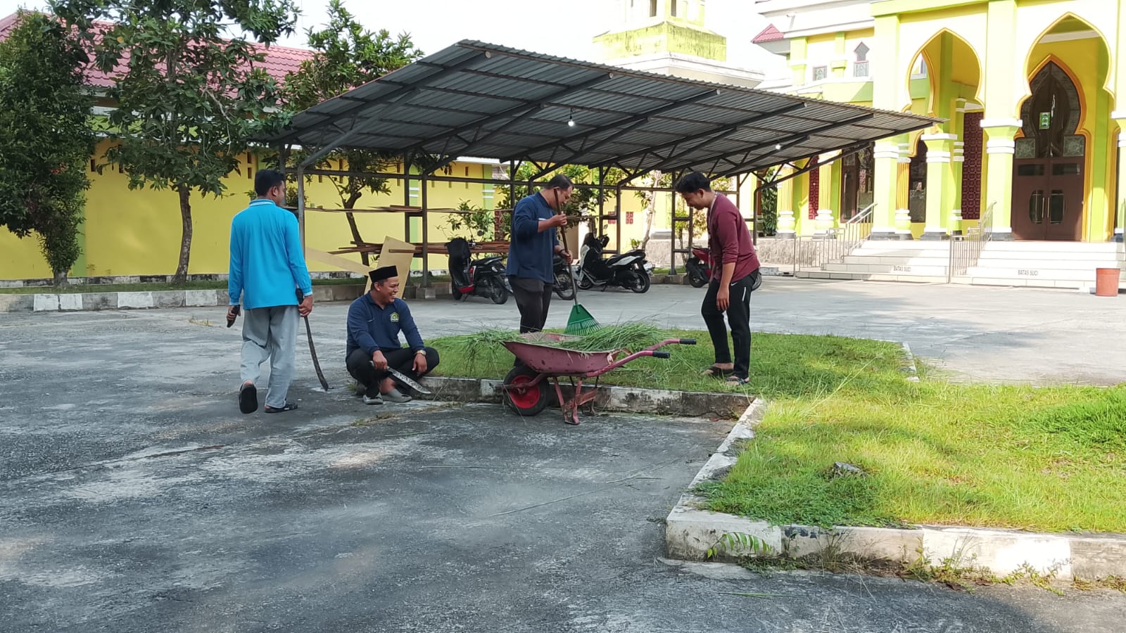 Gerakan Bersih-Bersih Masjid di Masjid Al-Alim, Kecamatan Siak — Aksi RAHMAD HIDAYAT dan staf PLO KUA KECAMATAN SIAK