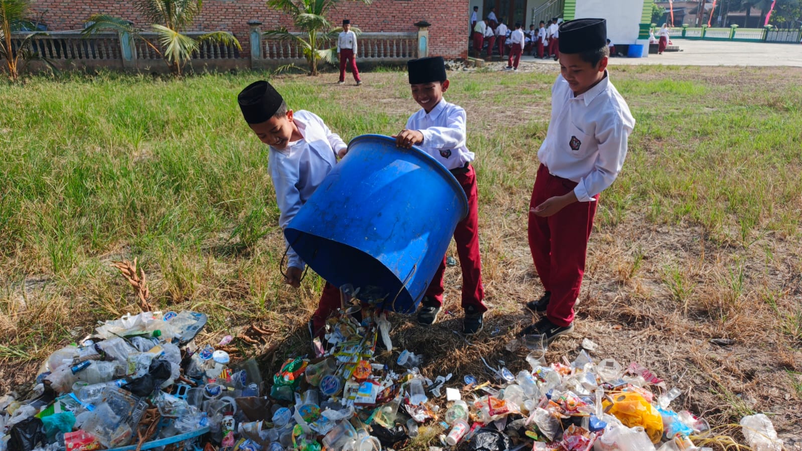 Dokumentasi kegiatan Gerakan bersih bersih masjid