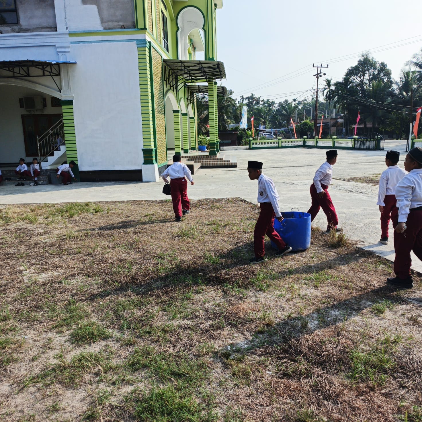 Dokumentasi kegiatan Gerakan bersih bersih masjid