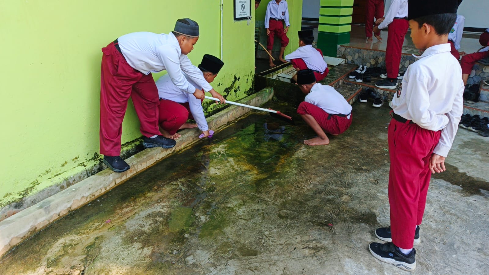 Gerakan Bersih-Bersih Masjid di Masjid Subulussalam /sabak permai, Kecamatan Sabak Auh — Aksi Guru dan siswa