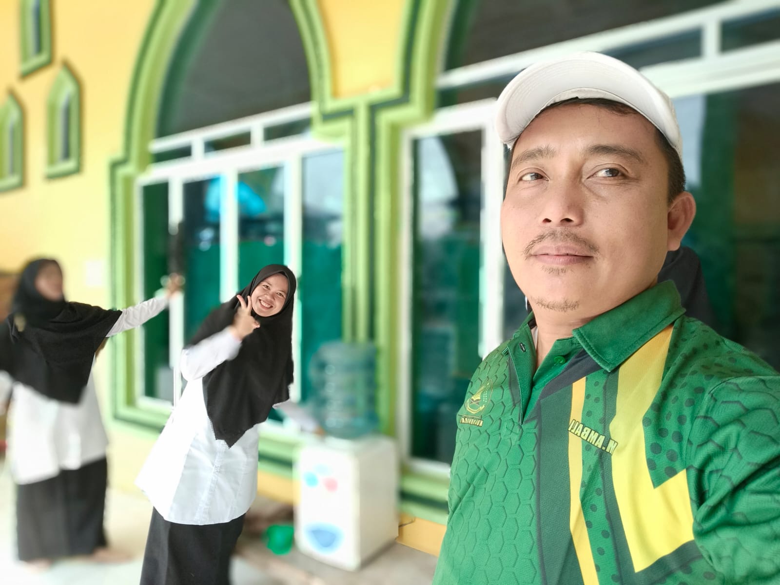 Dokumentasi kegiatan Bersih bersih Masjid di Masjid Robitatul Abidin Kampung Jayapura