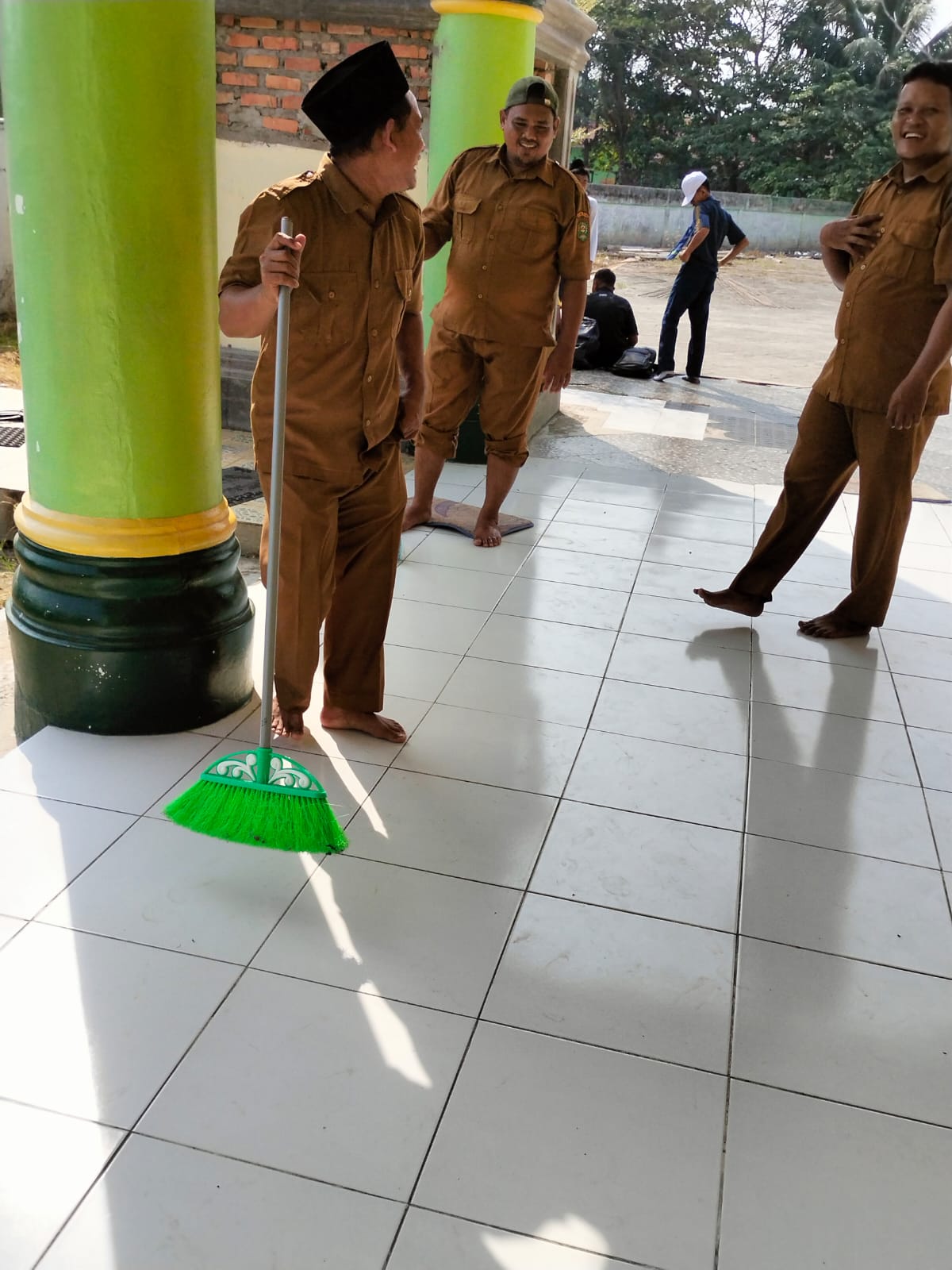 Dokumentasi kegiatan Bersih bersih Masjid di Masjid Robitatul Abidin Kampung Jayapura