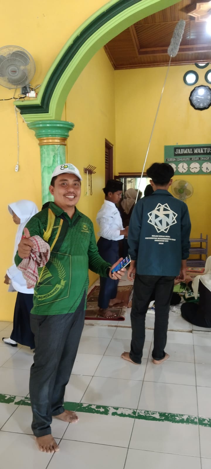 Dokumentasi kegiatan Bersih bersih Masjid di Masjid Robitatul Abidin Kampung Jayapura