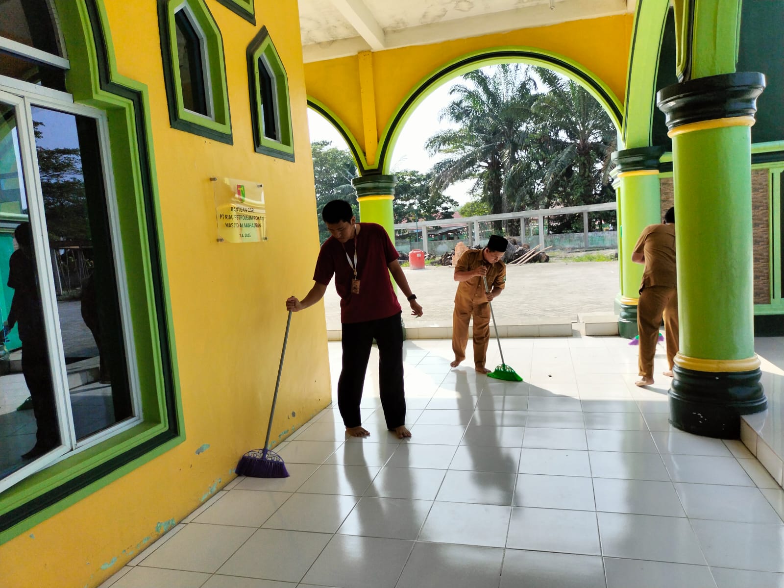 Gerakan Bersih-Bersih Masjid di Robitatul Abidin/ Kampung Jayapura, Kecamatan Bunga Raya — Aksi Masjid Robitatul Abidin