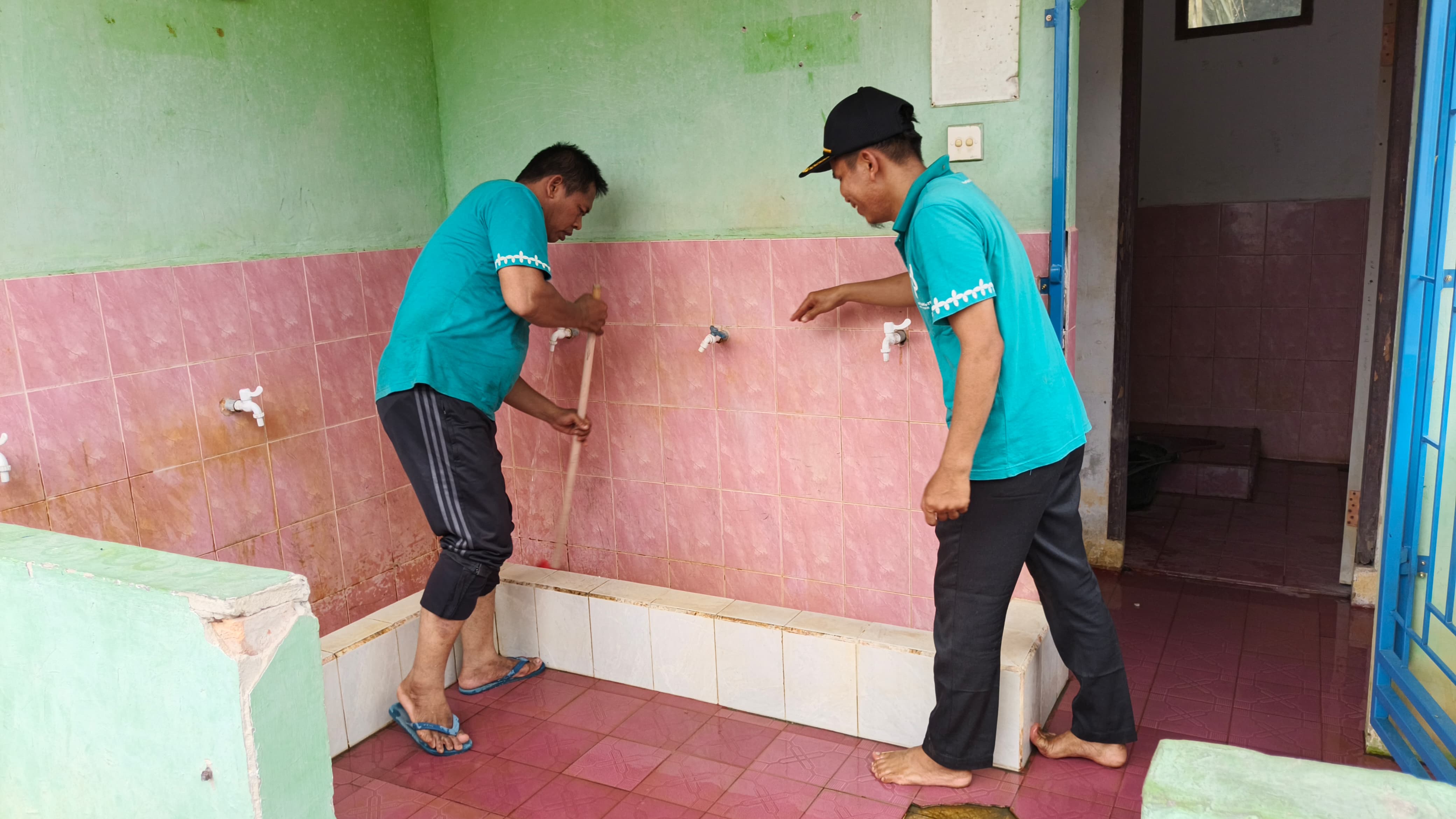 Dokumentasi kegiatan Membersihkan Masjid dan lingkungan