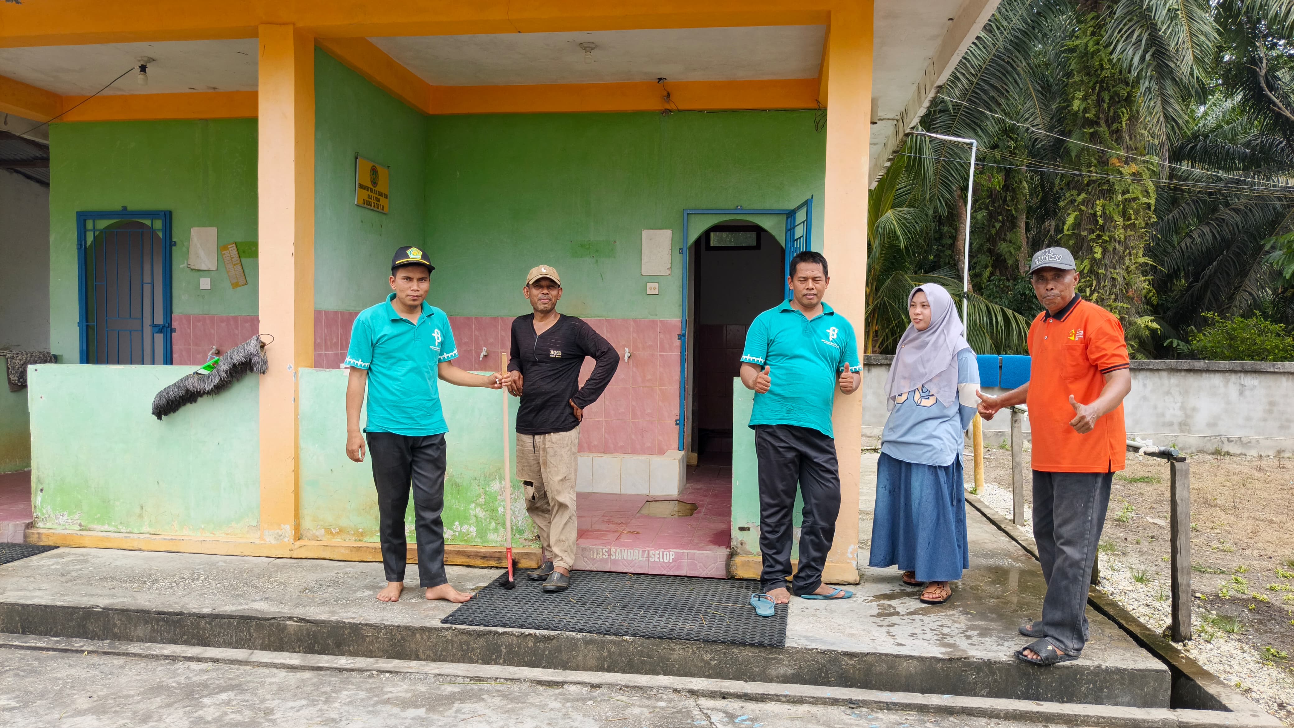 Gerakan Bersih-Bersih Masjid di Masjid At Taufik, Kecamatan Sungai Apit — Aksi Penyuluh dan  pengurus masjid