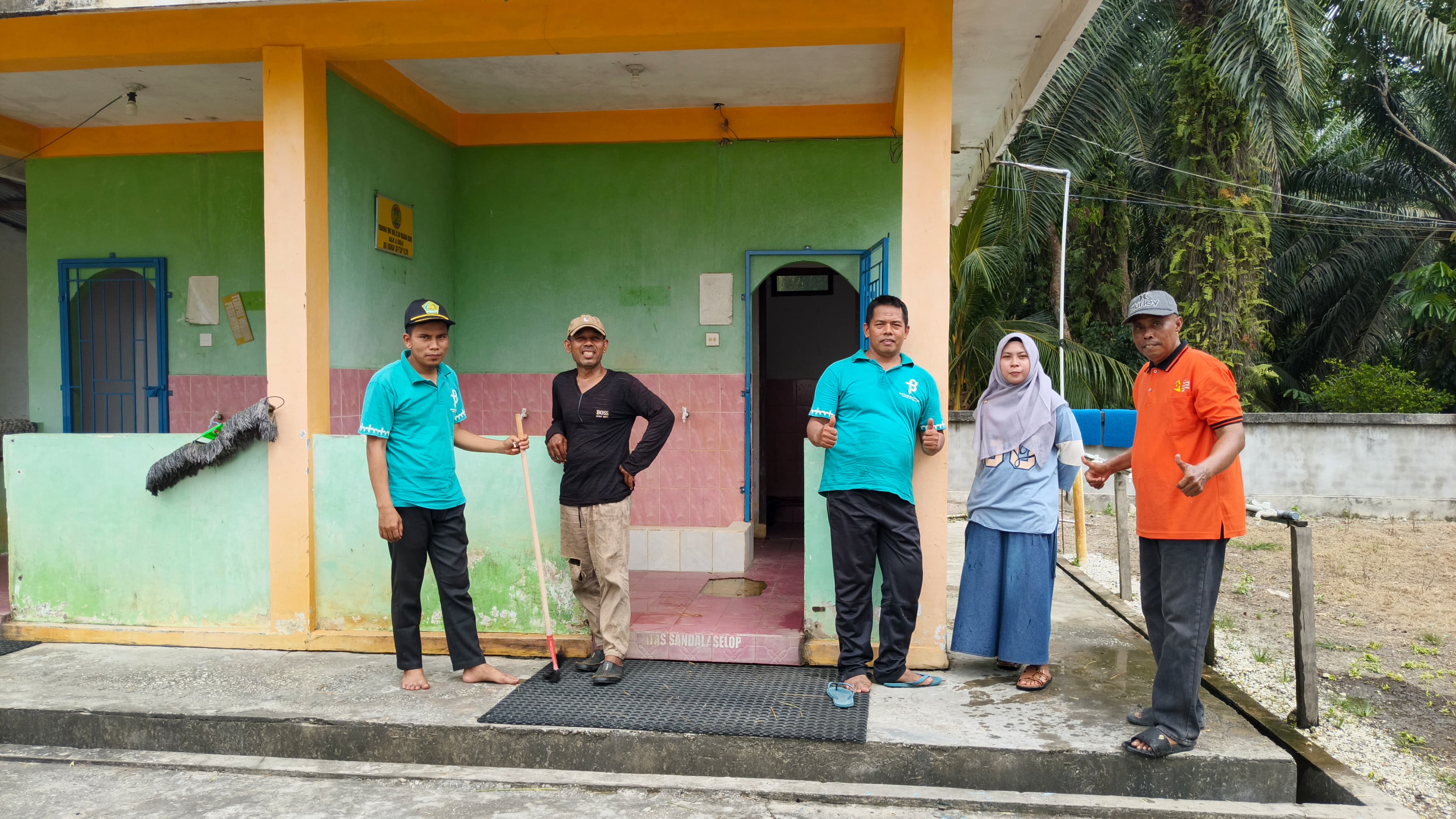 Dokumentasi kegiatan Membersihkan Masjid dan lingkungan