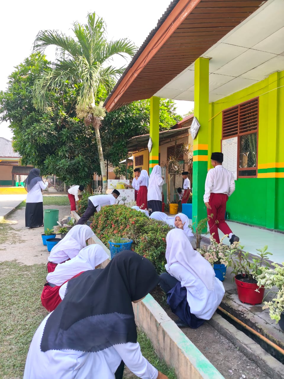 Gerakan Bersih-Bersih Masjid di Lingkungan MTsN 2 Siak, Kecamatan Sungai Apit — Aksi Guru dan Siswa