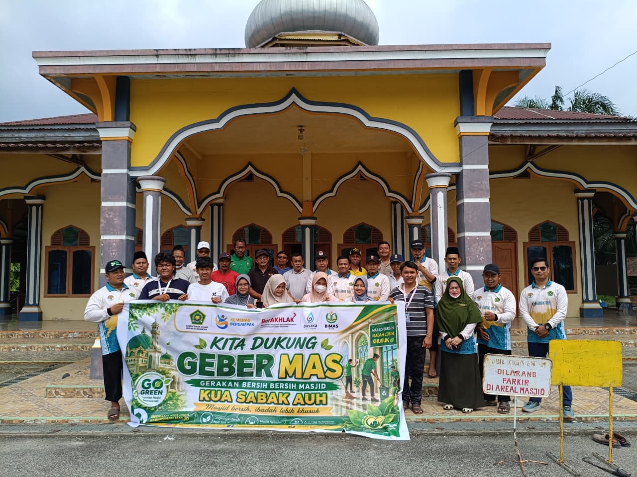 Gerakan Bersih-Bersih Masjid di Masjid Baitul Mukarram Belading, Kecamatan Sabak Auh — Aksi Pengurus Masjid Baitul Mukarram, KUA Sabak Auh, Masyarakat dan Mahasiswa KKN