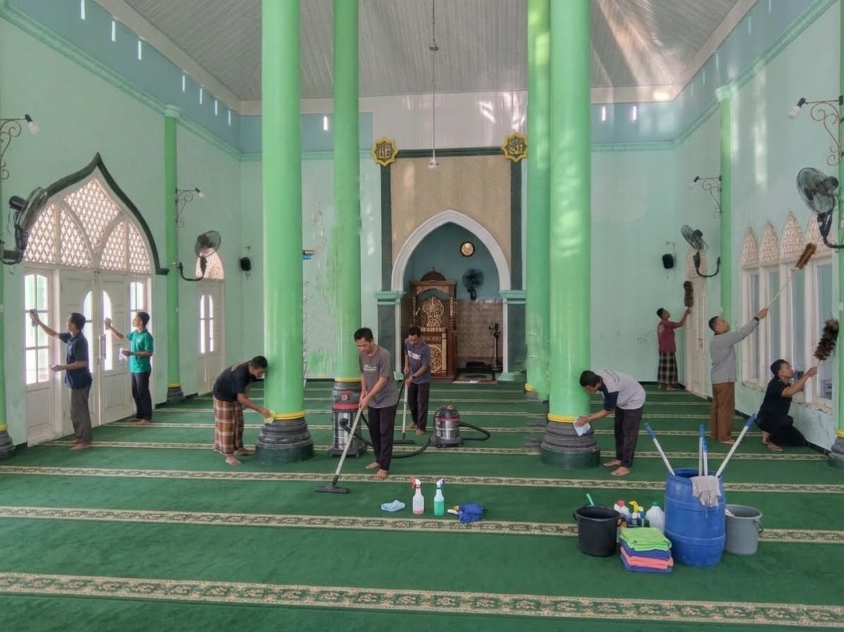 Dokumentasi kegiatan Gerakan Bersih-Bersih Masjid di Masjid Baitul Makmur Kampung Sialang Baru
