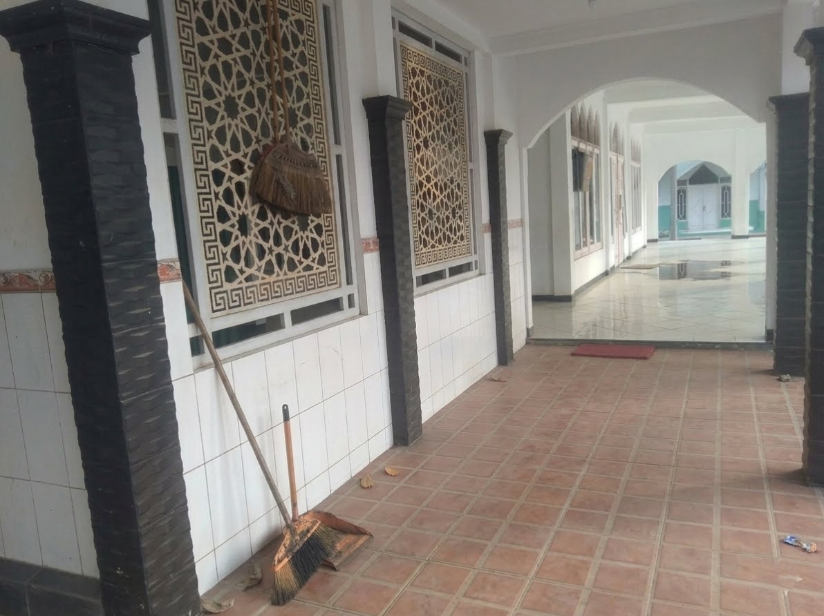 Dokumentasi kegiatan Gerakan Bersih-Bersih Masjid di Masjid Baitul Makmur Kampung Sialang Baru
