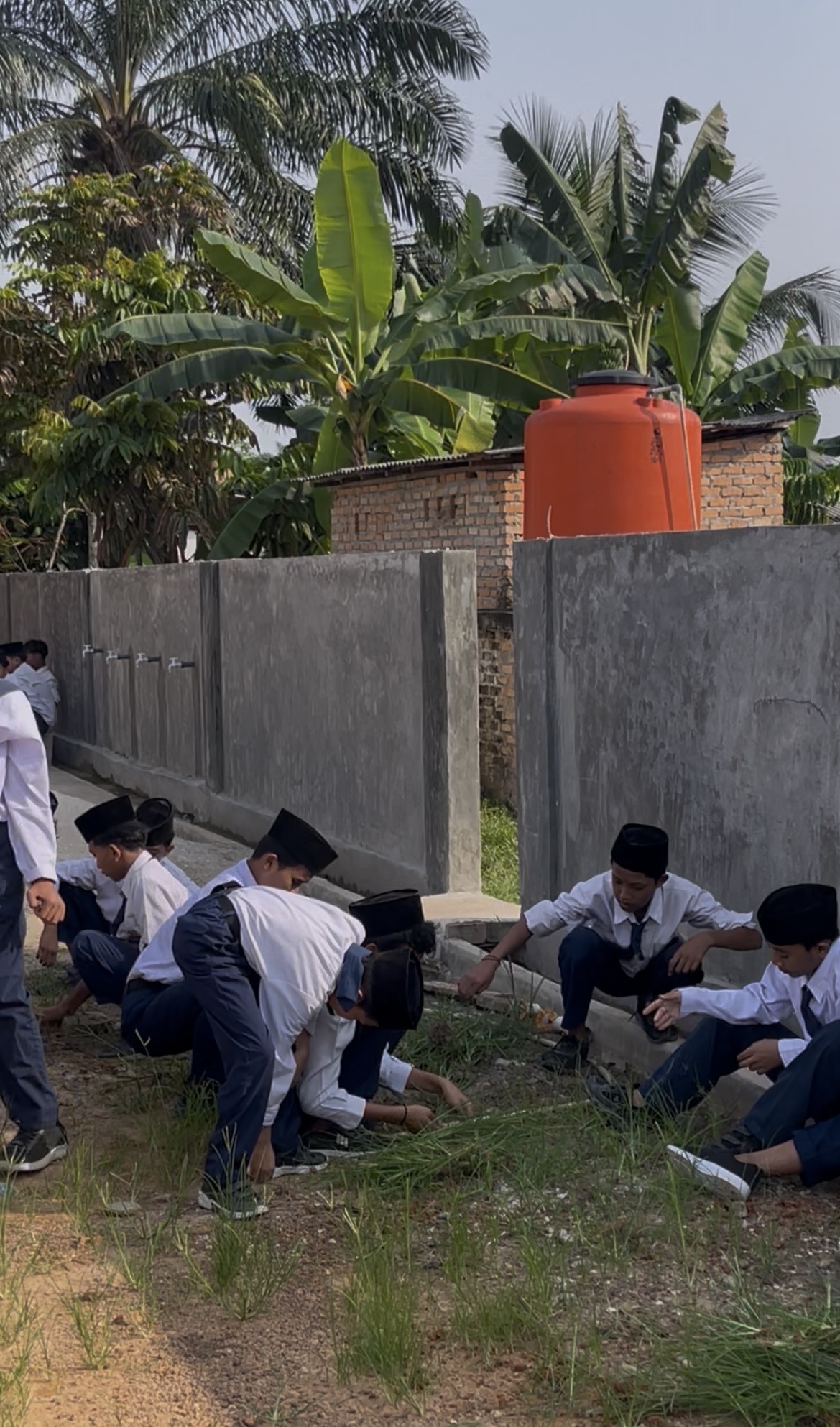 Gerakan Bersih-Bersih Masjid di Masjid Baiturrahim, Kecamatan Bunga Raya — Aksi Guru dan Siswa Madrasah Aliyah A.P.I Annur Siak