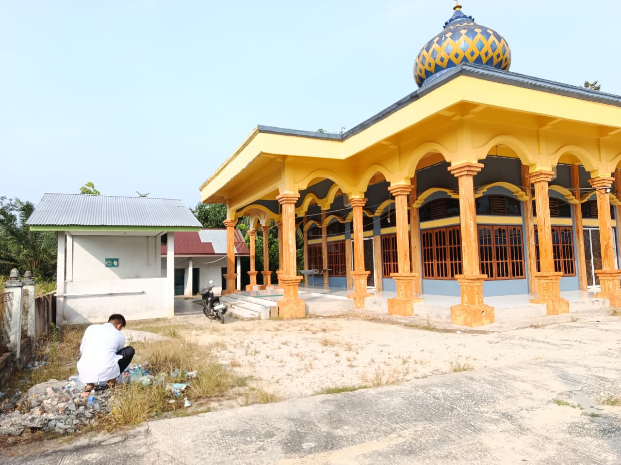 Dokumentasi kegiatan Gerakan Bersih-Bersih Masjid di Masjid Al-Ihsan Kampung Lubuk Jering Kecamatan Sungai Mandau