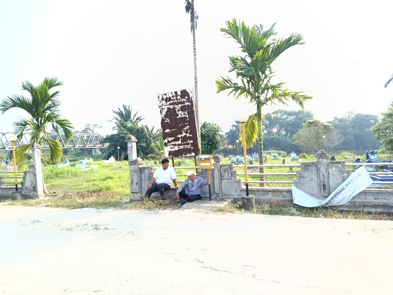 Gerakan Bersih-Bersih Masjid di Masjid Al-Ihsan Kampung Lubuk Jering Kecamatan Sungai Mandau, Kecamatan Sungai Mandau — Aksi Penyuluh Agama Islam KUA Sungai Mnadau dan Pengurus Mesjid Al-Ihsan