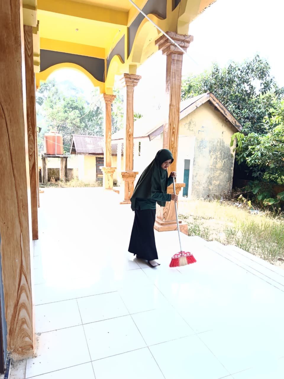 Dokumentasi kegiatan Gerakan Bersih-Bersih Masjid di Masjid Al-Ihsan Kampung Lubuk Jering Kecamatan Sungai Mandau