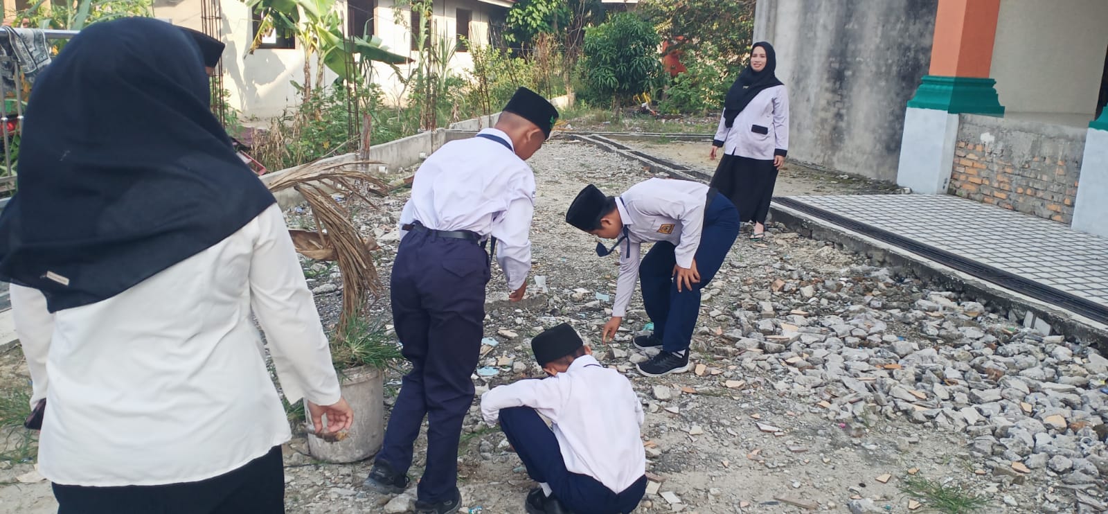 Dokumentasi kegiatan Gerakan bersih-bersih masjid di masjid Al Muhajirin