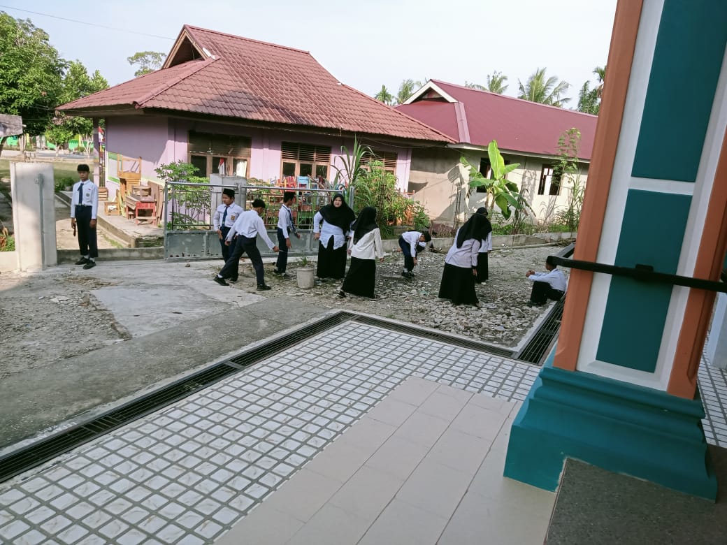 Gerakan Bersih-Bersih Masjid di Masjid Al Muhajirin, Kecamatan Bunga Raya — Aksi Seluruh Majelis Guru dan Siswa siswi MTsS Al Muhajirin
