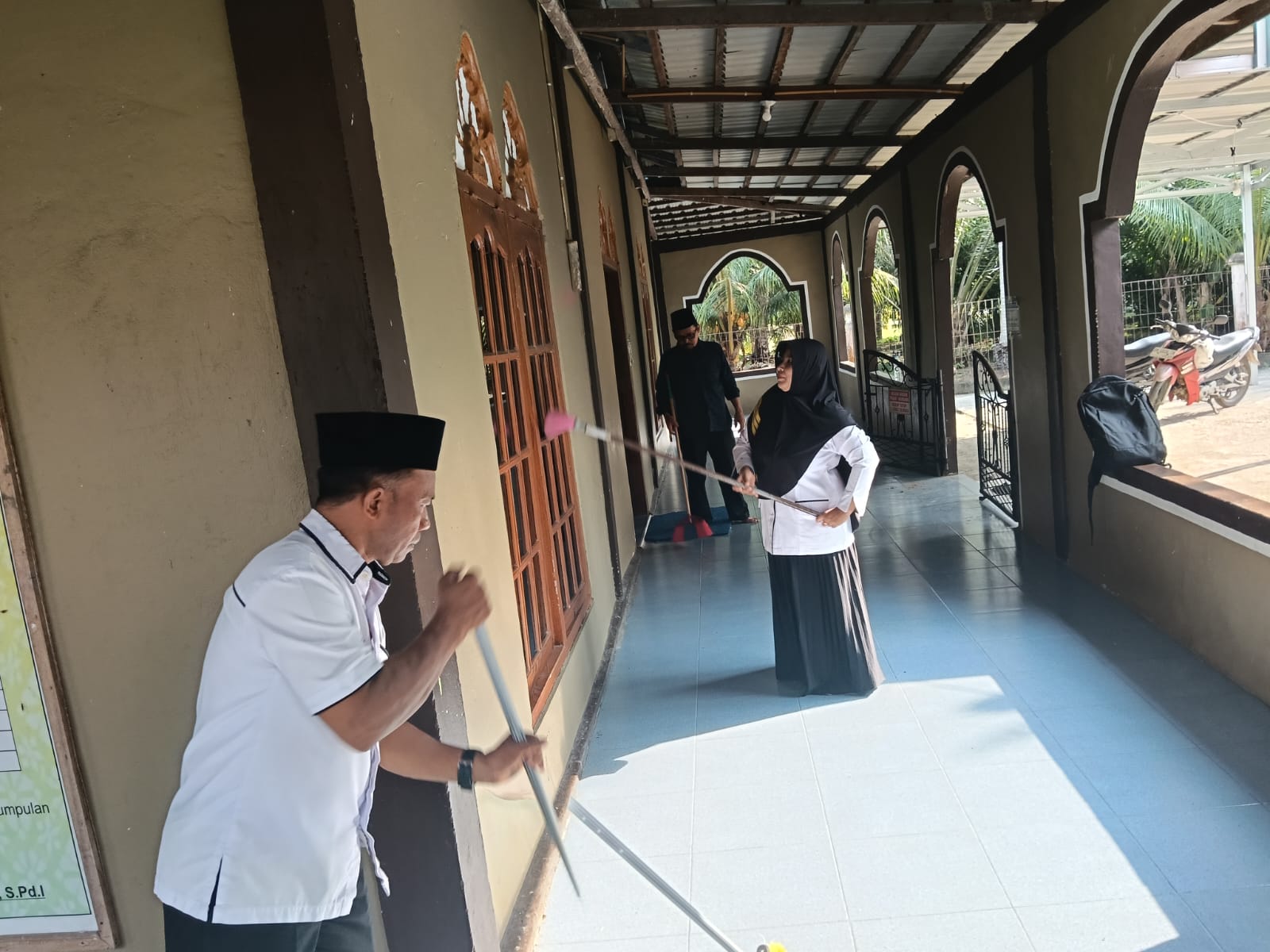Dokumentasi kegiatan Gerakan Bersih-Bersih Masjid KUA Pusako