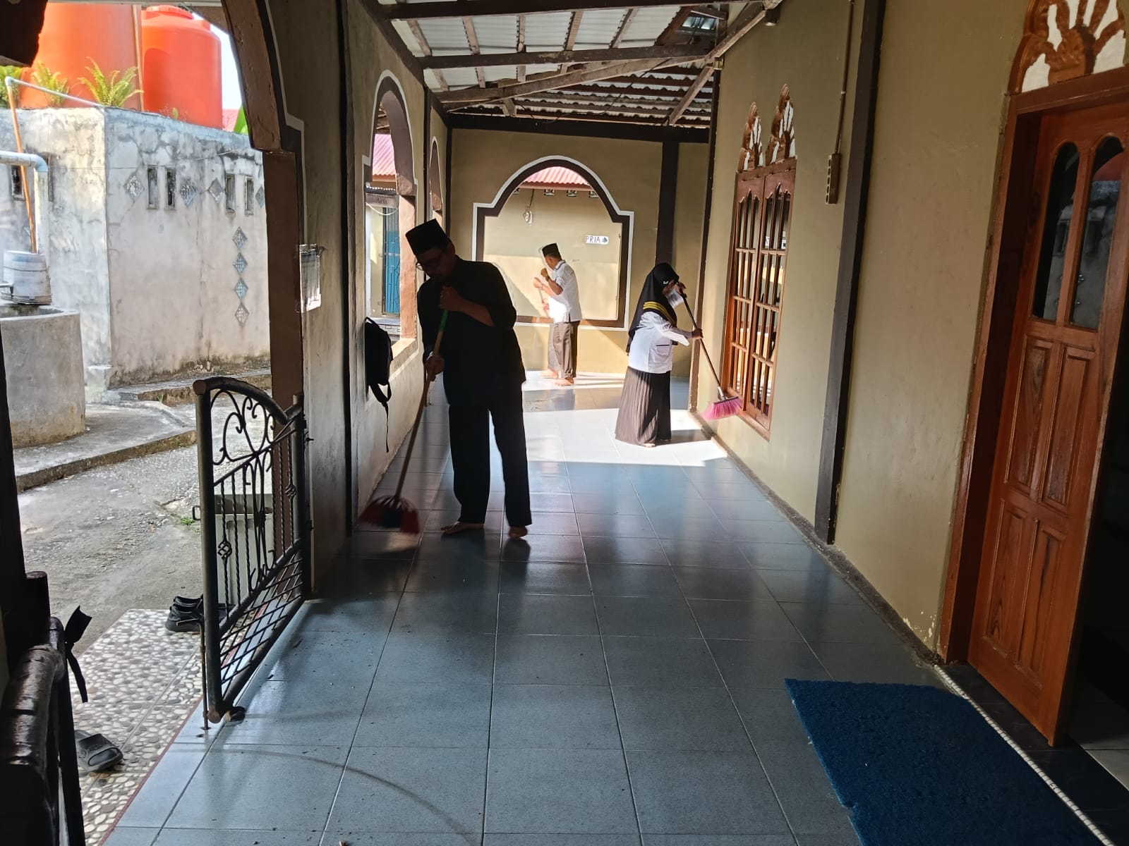 Gerakan Bersih-Bersih Masjid di Masjid A-Taqwa, Mushalla Nurul Hasanah, Masjid Mahmud Muzaffar Syah dan Masjid Baiturahim, Kecamatan Pusako — Aksi Pengurus Masjid, Pegawai KUA, Remaja Masjid, Anak Sekolah, Guru dan Anak KKN