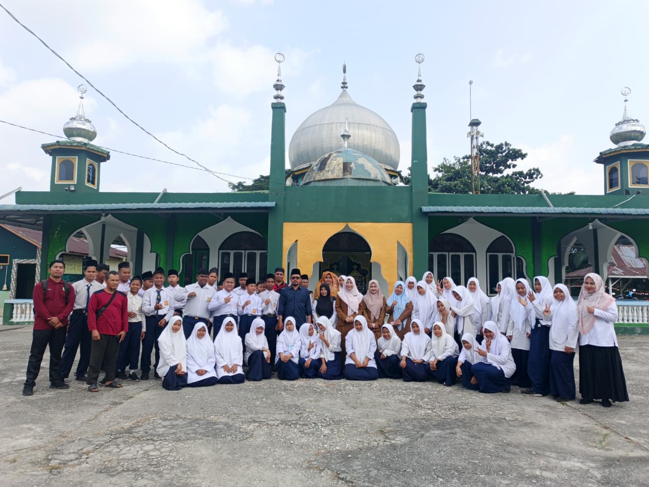 Dokumentasi kegiatan Gerakan Bersih-Bersih Masjid KUA Pusako