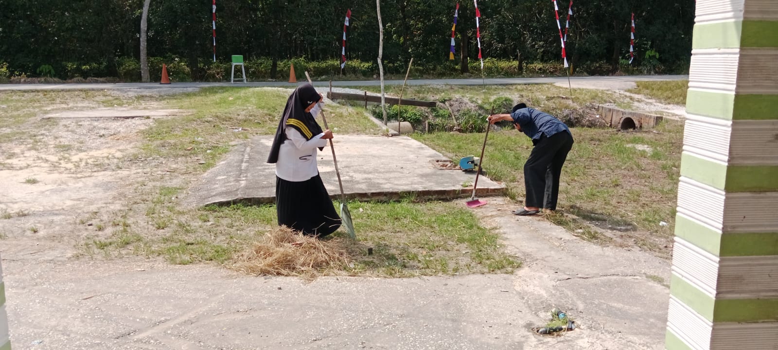 Dokumentasi kegiatan Gerakan Bersih-Bersih Masjid KUA Pusako