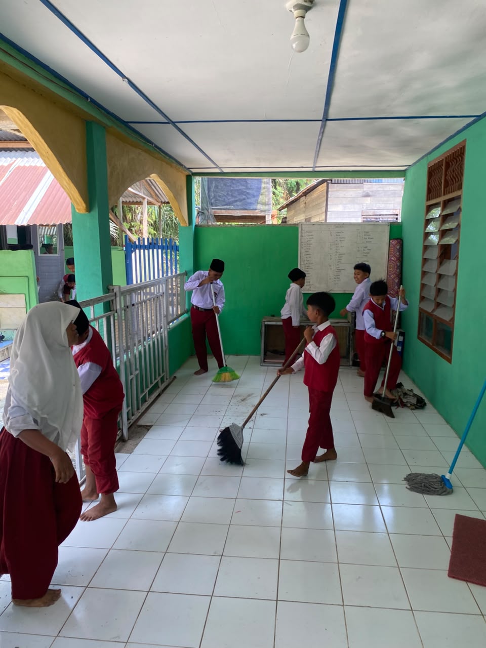 Gerakan Bersih-Bersih Masjid di Mushola Nurul Hidayah, Kecamatan Kandis — Aksi Kegiatan bersih bersih musholla Nurul hidayah kampung libo jaya kec.kandis kab.siak-riau